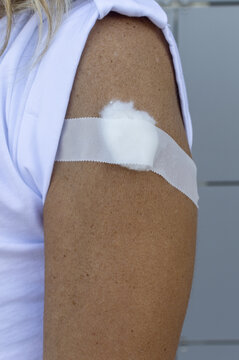 Giovane donna dopo vaccino Covid-19