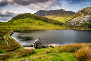 Llyn y dywarchen fishing lake, Pier and boats, Snowdonia north Wales, UK