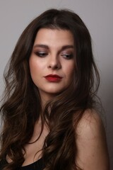 Fototapeta premium Junge attraktive Frau mit langem, dunklen Haar