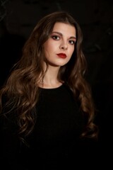 Naklejka premium Junge hübsche Frau mit langen Haaren