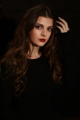 Naklejka premium Junge hübsche Frau mit langen Haaren
