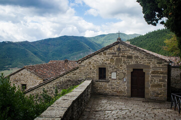 Fototapeta na wymiar L'eremo di Mobntecasale vicino Sansepolcro lungo la Via di Francesco in Umbria