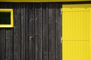 pan de mur en bois noir et jaune