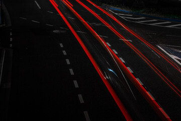 夜の東京のハイウェイと車の残像