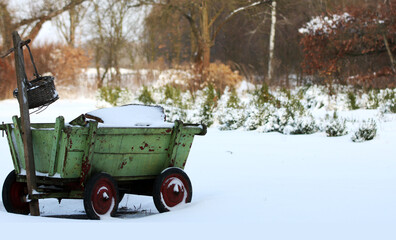stary drewniany wózek na śniegu w ogrodzie zimowym