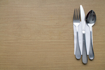 Cubiertos sobre una mesa de madera.