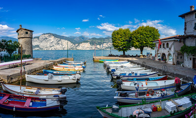 Fototapeta na wymiar Torri del Benaco am Gardasee - pittoresker schöner kleiner Hafen mit Booten