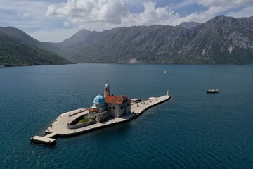 Fototapeta na wymiar Church on the lake Montenegro 
