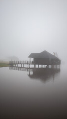 Fototapeta premium Casa de campo com neblina