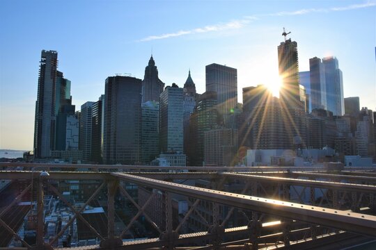 Vue sur le quartier de Wall Street depuis le Brooklyn Bridge, &agrave; New York, le 20 ao&ucirc;t 2019