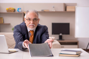 Naklejka premium Old male employee working from home during pandemic