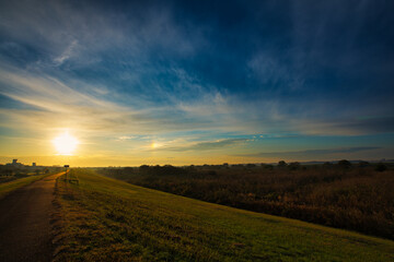朝陽を浴びる利根川サイクリングロード