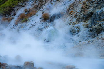 湯気が立つ白い岩