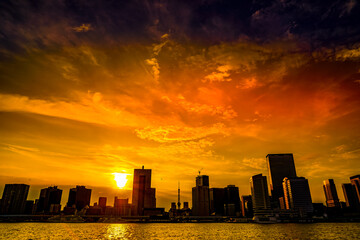 Obraz premium 東京湾から見える東京の街並みと夕景