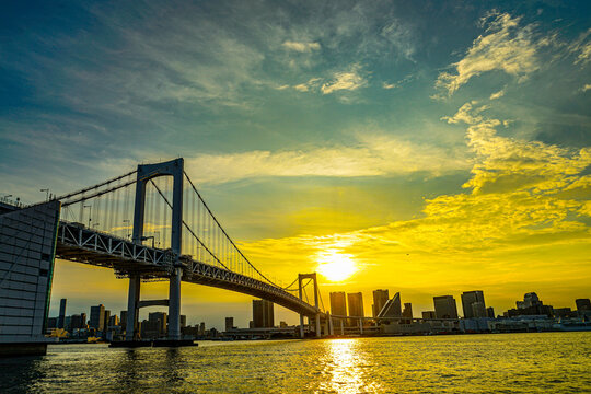 レインボーブリッジと東京の夕景 © kanzilyou