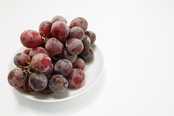 紫のぶどうと白い皿のイメージ