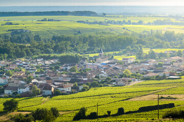 Le village de Cercié au lever du jour, Beaujolais, France