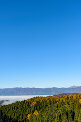 Naklejka premium 朝日連峰と白鷹町 広がる雲海 