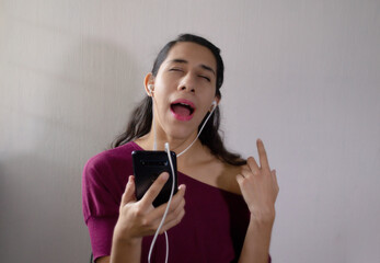 Mujer con teléfono feliz 