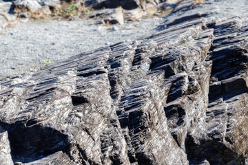 長瀞荒川、河川敷の積層状に重なる鉱物