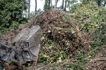 handling green waste for recycling in a recycling center