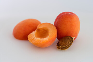 Aprikose halbe und ganze Frucht vor weißem Hintergrund