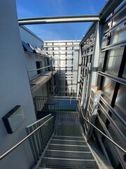 Aussentreppe Treppe Feuertreppe Fluchtweg hinter einer Aluminium Fassade eines Industriegebäudes