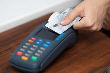 acquiring,digital payment,hand pays by credit card via contactless terminal