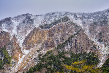Naklejka premium 薄化粧の温泉ヶ岳（ゆせんがたけ）のがれ場