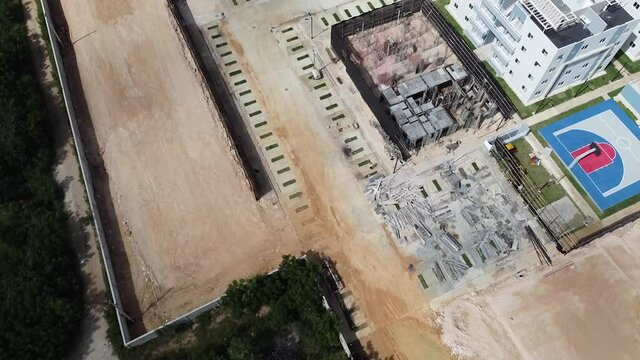 Romana, republica dominicana - 11 de noviembre 2021 - &Aacute;rea de construccion residencial desde la vista de drones. Edificios recien construidos en zona residencial toma establecia de nuevo residencial.