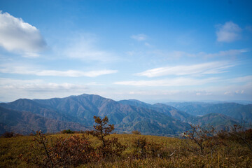 とても美しい日本の岡山県の蒜山高原の三平山の紅葉