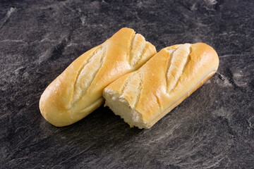 Französisches Baguette auf einer dunklen Küchenplatte 