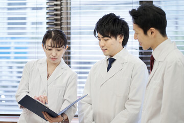 打ち合わせをするアジア人の医療関係者