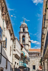 Obraz premium Campanarios de la concatedral de Vigo vistos desde una calle aledaña del barrio antiguo de la ciudad, de estilo neoclásico