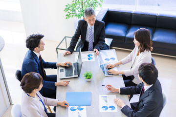 オフィスで働くビジネスパーソン