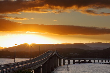 日の出と角島大橋