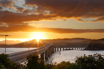 日の出と橋