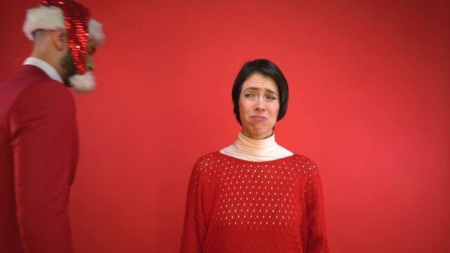 Sanda gives a girl in frustrated feelings a New Year's gift