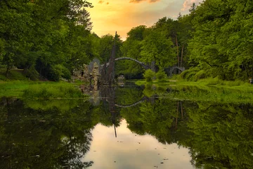 Photo sur Plexiglas Le Rakotzbrücke Rakotzbrücke im Rhododendronpark in Kromlau ein einmaliges Bauwerk