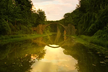Photo sur Plexiglas Le Rakotzbrücke Rakotzbrücke im Rhododendronpark in Kromlau ein einmaliges Bauwerk