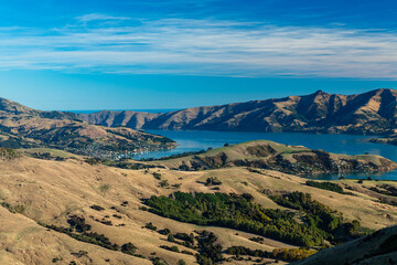 ニュージーランド　丘から望む南島のバンクス半島とアカロア湾