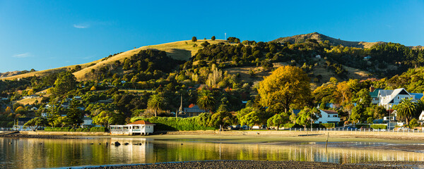 Fototapeta na wymiar ニュージーランド　南島のバンクス半島に位置する町、アカロアの町並みとアカロア湾の風景