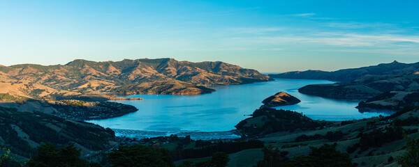 ニュージーランド　丘から望む南島のバンクス半島とアカロア湾