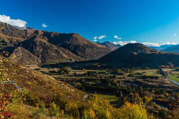 ニュージーランド　オタゴ地方のアロータウン・ジャンクションの展望台からの風景と紅葉