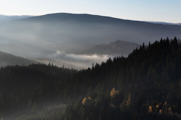 szczyty i mgły w rudawach janowickich  © mateusz