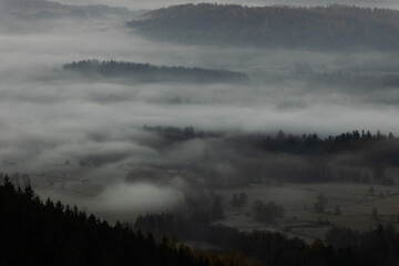 Obraz na płótnie Canvas Poranek przed wschodem i gęste mgły w rudawach janowickich 