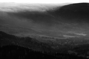 zalewające chmury z mgłami ze wzgórza na rudawach janowickich  - obrazy, fototapety, plakaty