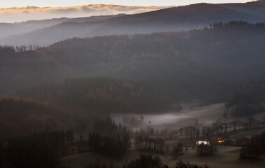 krajobraz wzgórz w rudawach janowickich z mgłami i chmurami w planie 