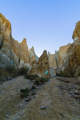 ニュージーランド　ワイタキ地方のオマラマ近郊にある断崖絶壁のクレイ・クリフ