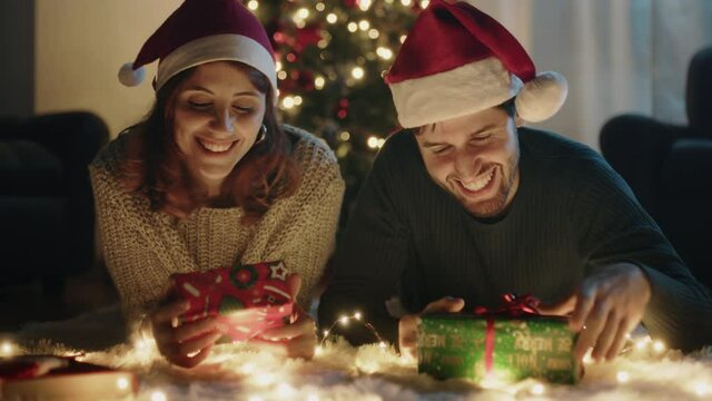 Coppia si scambia i regali a Natale